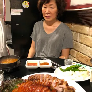 장충동한방족발 노랑앞치마 사진