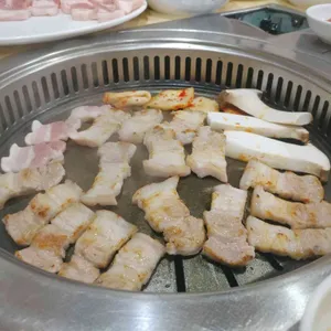 까막돼지와버섯총각들 사진