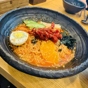 멸치국시와돈까스 사진
