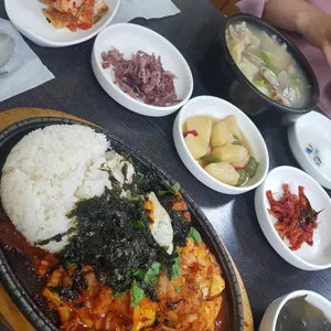 갈쿠리와 소쿠리 항아리수제비손칼국수 사진