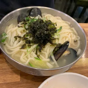 얼큰수제비해물칼국수 사진