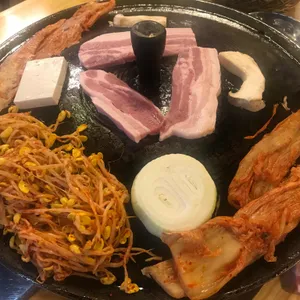 싹쓰리 솥뚜껑 김치삼겹살 사진