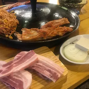 싹쓰리 솥뚜껑 김치삼겹살 사진