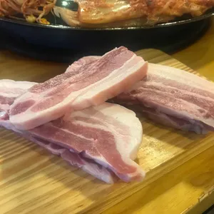 싹쓰리 솥뚜껑 김치삼겹살 사진