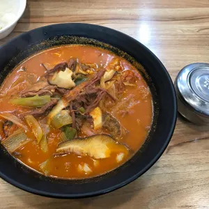 육칼밥 산아래 사진