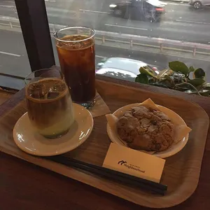 Neighbourhood 리뷰 사진