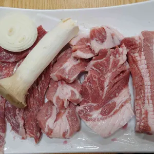 엄지흑돼지 사진