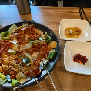 오월돼지 사진