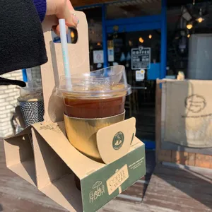 커피내리는 버스정류장 사진