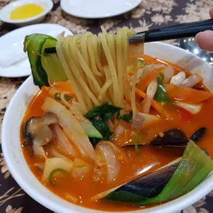 동천홍 사진