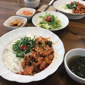 더 테이블 사진