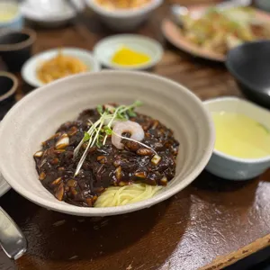 동천홍 사진