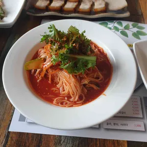장비빔국수와 굴국밥 보쌈 사진