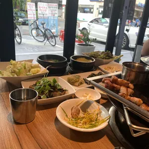 오월돼지 사진