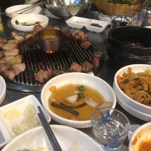 꽃돼지연탄구이 사진