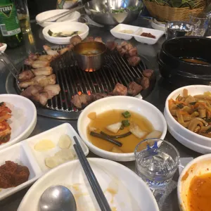 꽃돼지연탄구이 사진