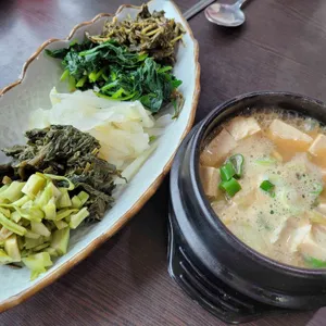 봄날 칼국수 보리밥 사진