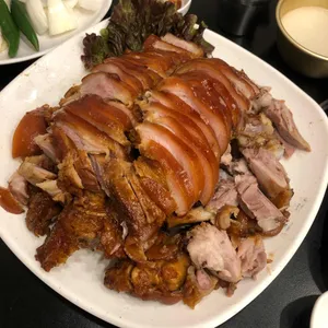 장충동한방족발 노랑앞치마 사진