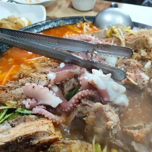 옛날솥뚜껑감자탕 사진