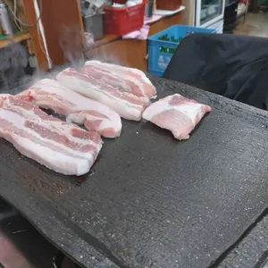 돌판김치생삼겹한점 리뷰 사진