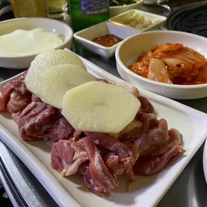 꿀꿀뒷고기 사진