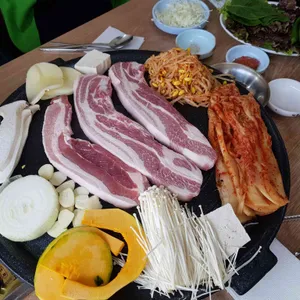 왕뚜껑돝떼마을생삼겹살 사진
