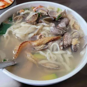 봄날 칼국수 보리밥 사진