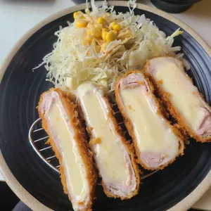 일이공 생돈까스 사진