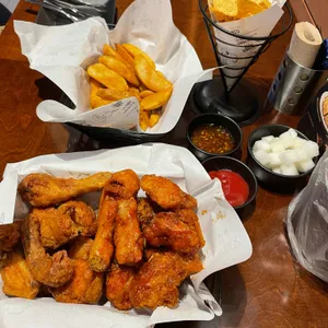 교촌치킨 사진