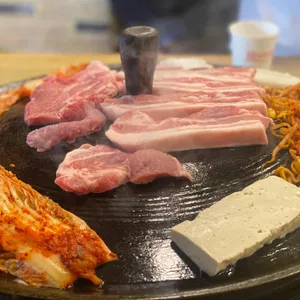 pan쓰리솥뚜껑김치삼겹살 사진