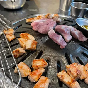 두툼한고깃집 사진