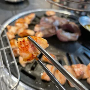 두툼한고깃집 사진