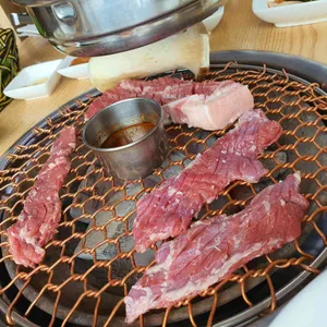 엄지흑돼지 사진
