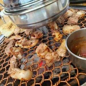 엄지흑돼지 사진