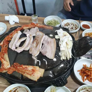 거북솥삼겹살 사진