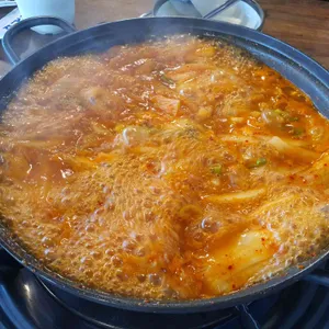 월수금 통돼지 김치찌개 사진