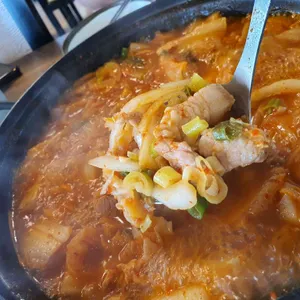 월수금 통돼지 김치찌개 사진