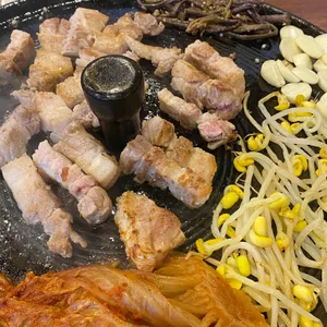 솥뚜껑김치삼겹살 사진