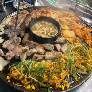 솥뚜껑 돼지야 사진