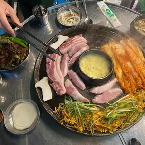 솥뚜껑 돼지야 사진
