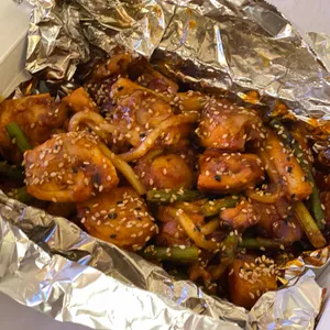 고구마,감자,통마늘이 들어있는 고감통 숯불구이&찜닭 사진