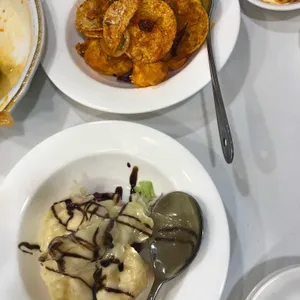 동천홍 사진