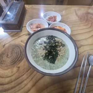 고궁보말손칼국수 대표 사진