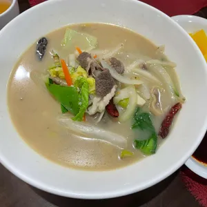동천홍 사진