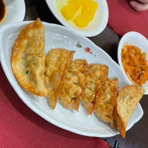 동천홍 사진