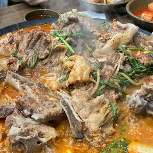 솥뚜껑 감자탕 사진