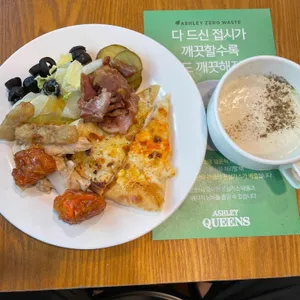 애슐리퀸즈 사진