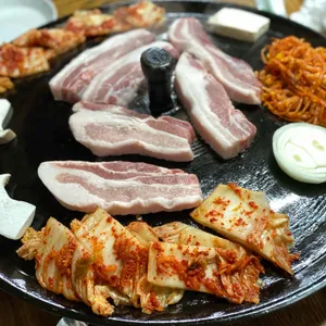 싹쓰리솥뚜껑김치삼겹살 사진