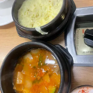 보물촌 꺼먹돼지 사진