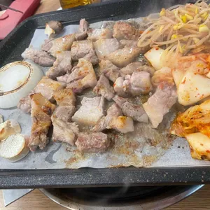 보물촌 꺼먹돼지 사진